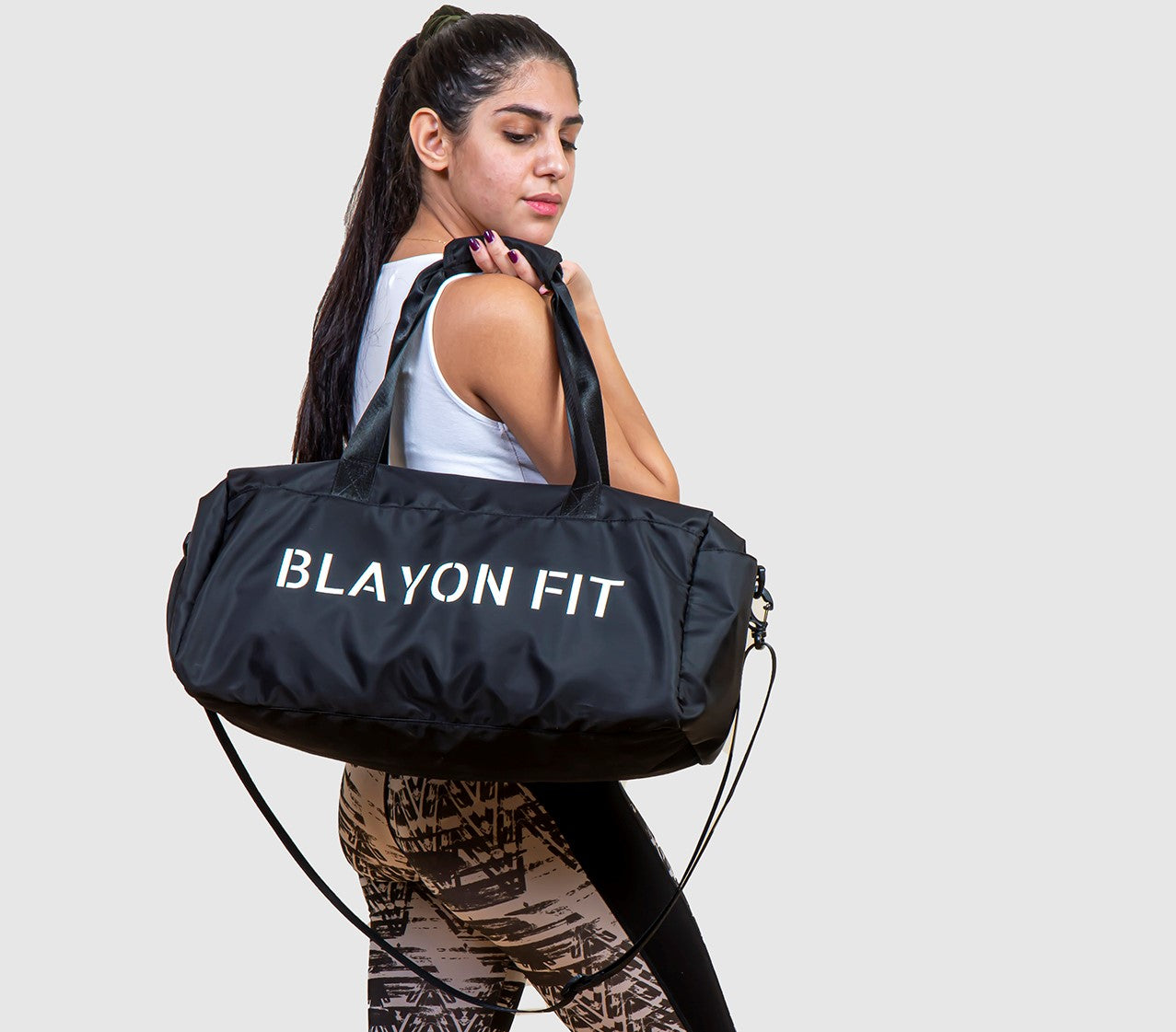 This gym duffle bag is a fashionable bag for girls and women.